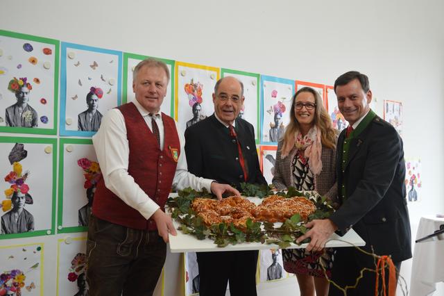 Manfred Hiebaum, Karl Ziegler, Sandra Winkler und Ernst Gödl mit dem Schlüssel aus süßem Germteig.