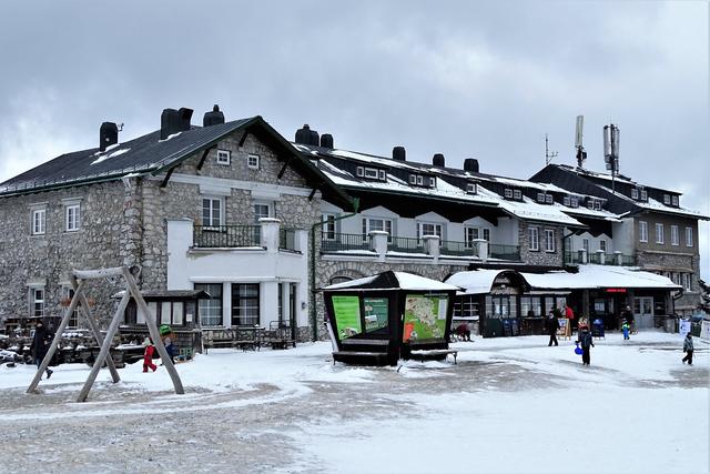 Der Zubau rechts wurde in den Fünfziger-Jahren errichtet. Die Antennenanlagen kamen erst in der jüngeren Vergangenheit auf das Dach der Bergstation.