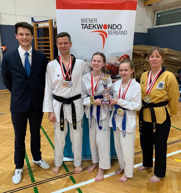 die Poomsae-Sportler:
Kampfrichter Andreas Brückl, Rene und Michaela Steininger, Denise Stütz und Sylvia Gringer (von links)