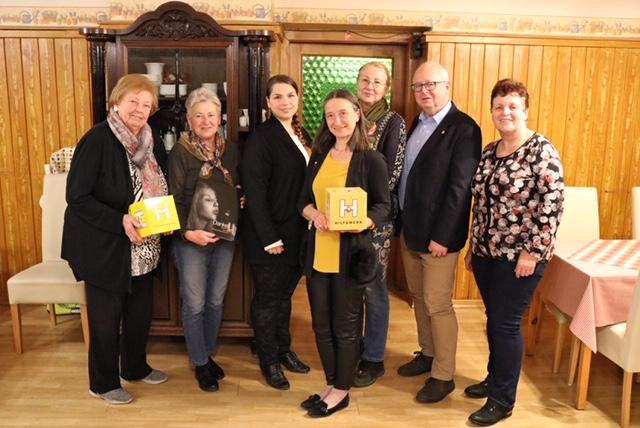 v.l.n.r. Hermi Czaak, Sylvia Parger, Ruth Heinisch, Gabriele Preßlinger-Bukovica, Susanne Pospischil, Paul Deiser, Helga Seidl
nicht am Bild: Mag. Herta Tollay, Vorstandsmitglied und Gründerin Hilfswerk Gerasdorf