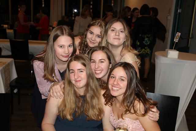 Glanz, Glamour und beste Laune herrschte bei diesen Mädls