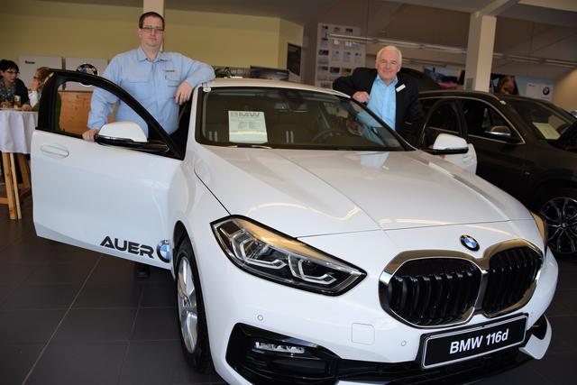 Ein Highlight im Autohaus BMW Bauer: Geschäftsführer Peter Bauer und Verkaufsleiter Johann Lechner mit dem 1er BMW.