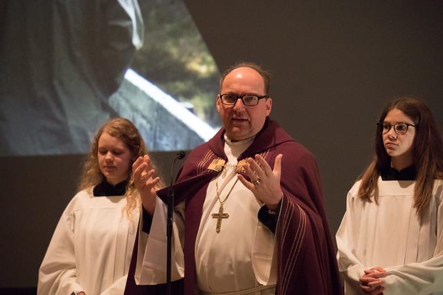 Bischof Hermann beim Jugendgottesdienst in der Stadtpfarrkirche Hall.