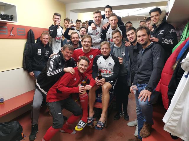 Die Mannschaft von Jennersdorf feiert einen 6:0 Sieg und die Übernahme in der Tabellenspitze in der 2. Liga Süd.