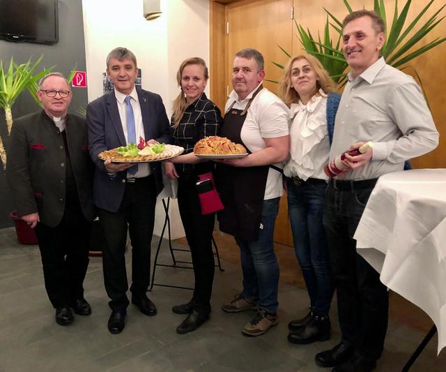 Wirtin Violetta Kántor (3.v.l.) feierte die Wiedereröffnung des Gasthauses mit Vertretern von Gemeinde und Pfarre.