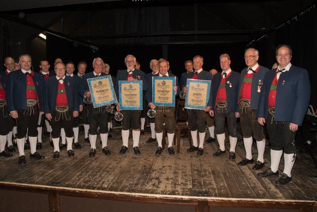 Den neuen Ehrenmitgliedern wird gratuliert: (von links erste Reihe) Obmann Robert M. Hieger, Ehrenobmann Josef Rudiferia, Wolfgang Zach, Franz Krismer, Gerhard Singer, Bernd Eibl, Ehrenmitglied Hansjörg Vettorazzi, Ehrenchorleiter Siegfried Singer und Landeschorleiter Thorsten Weber