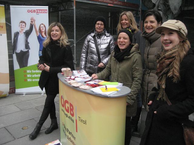 Daniela Meichtry, Martina Neumayr, Wiltrud Deutschman, Astrid Kraxner, (hinten) Karin Brennsteiner, Una Stecher. | Foto: Foto: ÖGB