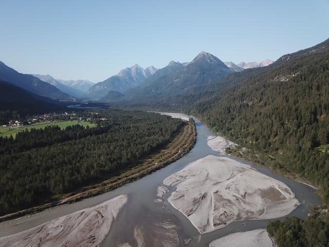 So groß die Fläche von unten auch ausschaut, aus der Luft erkennt man, dass im Vergleich zur Gesamtfläche nur ein schmaler Streifen abgegraben wird. | Foto: Land Tirol/Reiter