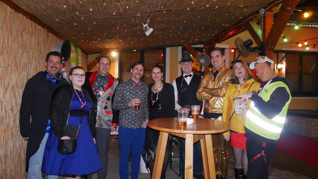 Der Dresscode des Balls lautete: "je schriller, desto besser". Extravagante, schillernde Outfits standen an diesem Abend auf der Kleiderordnung.
