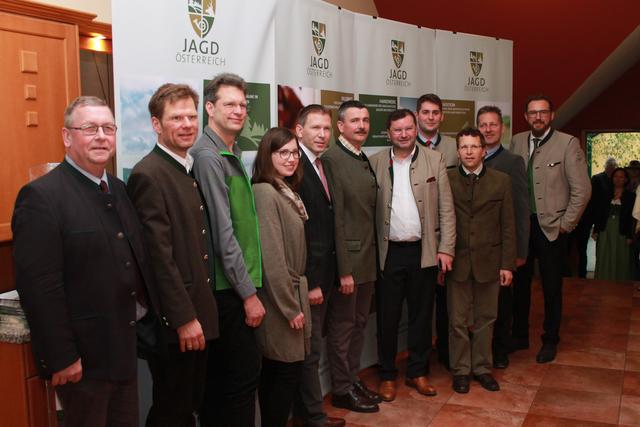 Ehrengäste der Hege- und Trophäenschau Retz: v.l.n.r. BGM der Stadtgemeinde Hardegg Friedrich Schechtner, Florian Steinwendtner, Dir. Christian Übl (Nationalpark Thayatal), Stadträtin Claudia Schnabl, Vize-BGM der Stadtgemeinde Retz Stefan Lang, Bezirksjägermeister Wolfgang Strobl, Landesjägermeister von Wien Norbert Walter, Hegeringleiter Franz Suttner-Gatterburg, Hegeringleiter-Stv. Dr. Erhard Neubauer, Dipl.-Ing. Klaus Schachenhofer vom Dachverband Jagd Österreich
