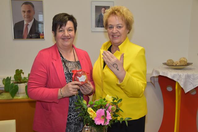 Heben die frauenpolitischen Akzente des Regierungsprogramms hervor: SPÖ-Bezirksfrauenvorsitzende Michaela Raber (links) und Landtagspräsidentin Verena Dunst.