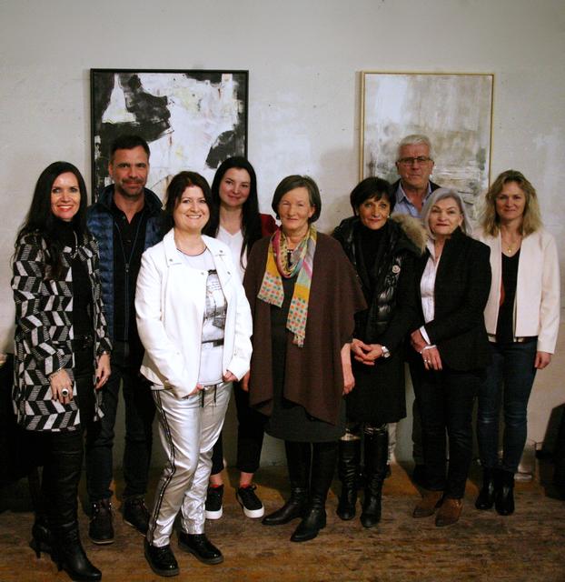Die AusstellerInnen mit Kursleiterin Alexandra Rangger, BGM Manfred Köll und Dr. Isabell Weninger, der Direktorin der VHS Ötztal-Imst freuten sich über den Publikumsandrang am Vernissageabend.
v.l.n.r. Alexandra Rangger, Alexander Plangger, Beate Kästle, Anna-Katharina Bobnar, Marianne Heiß, Margit Baldauf, Manfred Köll, Magdalena Safer, Isabell Wenninger.