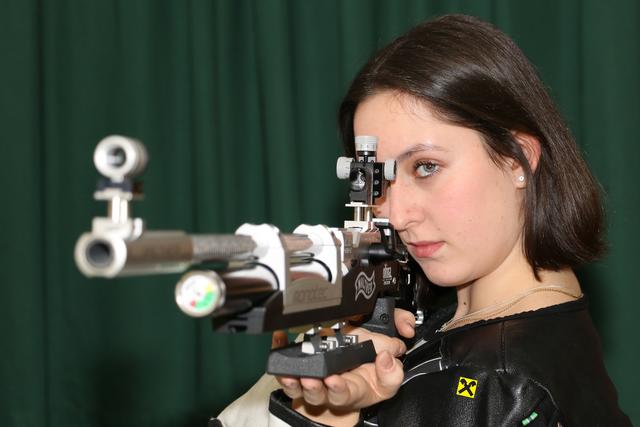 Pia Harrasser aus Haiming gewann in der Jungschützinnenklasse Gold