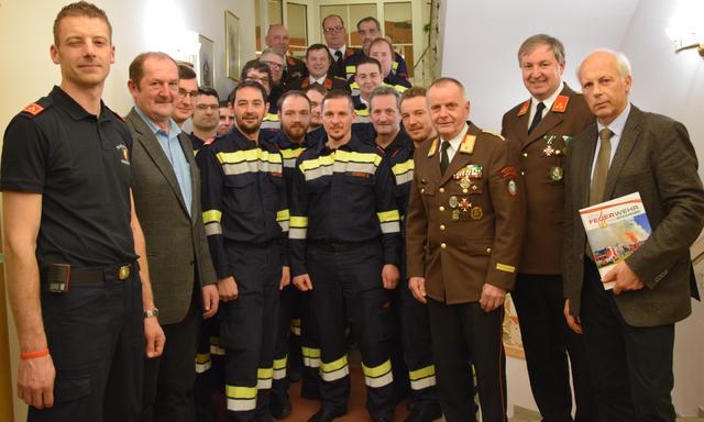 Die Beförderten und Angelobten Kameraden mit den Ehrengästen
