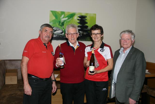 Bester Kegler Franz Hackl, beste Keglerin Ingrid Pammer mit Organisator Gottfried Riegler und Bezirksvorsitzendem-Stv. Ludwig Kürnsteiner.