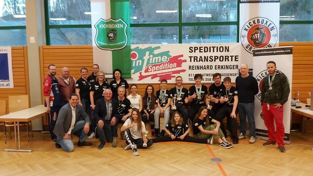 Kickboxen Gratwein mit Obmann Manfred Weingerl, Gründervater Hansi Miko und Sponsor Reinhard Erkinger/in time Spedition (1.R.li) mit den erfolgreichen Fightern