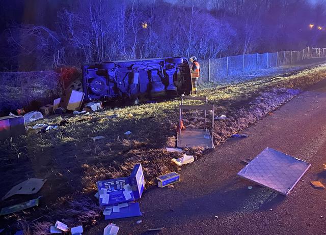 VW Bus blieb auf der Seite liegen, Gegenstände verteilten sich auf der Autobahn.