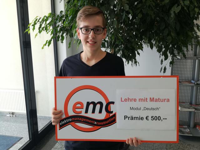 Markus Katzensteiner mit Prämienscheck.
