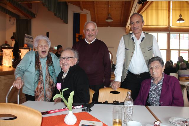 Hatten sichtlich Freude am Konzert: Hilde Mair, Hans Pranger, Franz Schmölzer und Resi Pranger mit Kapellmeister Hanspeter Pranger (2.v.r.)