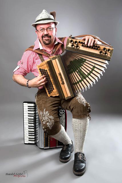 Der Stammtischleiter Leo Teufl mit Steirischer Harmonika (Selbstunterricht, seit ein paar Jahren) und Akkordeon (Musikschule als Kind).