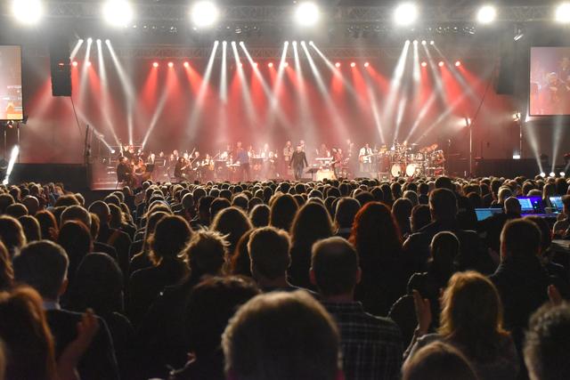 Eine volle Burgenlandhalle beim Konzert. | Foto: Michael Strini