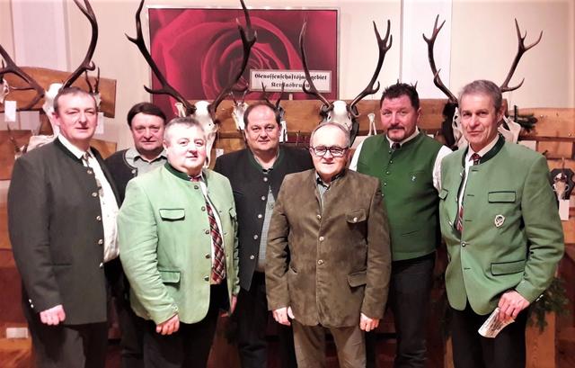 Am Foto: Hegeringleiter Josef Wiesinger, Trophäenbewerter JL Josef Klampfl, Hornmeister Johannes Schrimpf, Trophäenbewerter Hegeringleiter Hans Nemetschek, Jagdleiter Kettlasbrunn Rudi Wickenhauser, Oberschützenmeister Josef Kohzina und Bezirksjägermeister a.D. Ing. Gottfried Klinghofer.