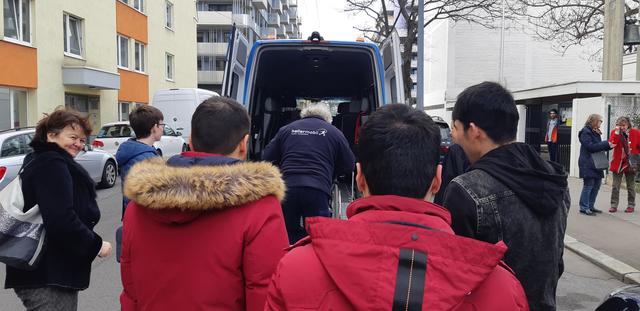 Flüchtlinge stehen beim Eintreffen der Besucherinnen und Besucher aus dem Diakoniewerk zur persönlichen Betreuung bereit.  
