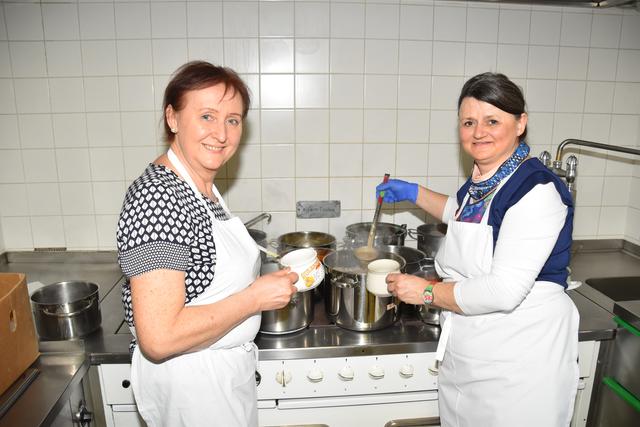 Gabriele Grandits (links) und Elisabeth Resetarits schenkten ein, was freiwillige Helferinnen und Helfer ausgekocht hatten.