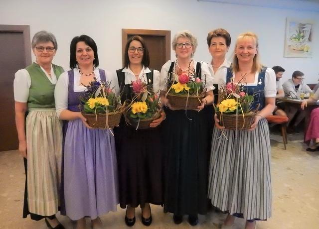 Die vier geehrten Obfrauen mit der Goldenen Nadel:
Ingrid Huber, Andrea Braunsberger, Heidemarie Stempfer und Petra Mayr, herzliche Gratulation!