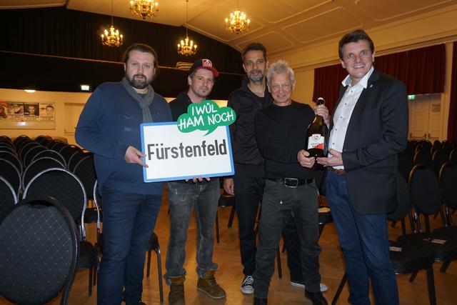 Die Gastgeber mit Boris Bukowsi & Band vor dem Konzert.