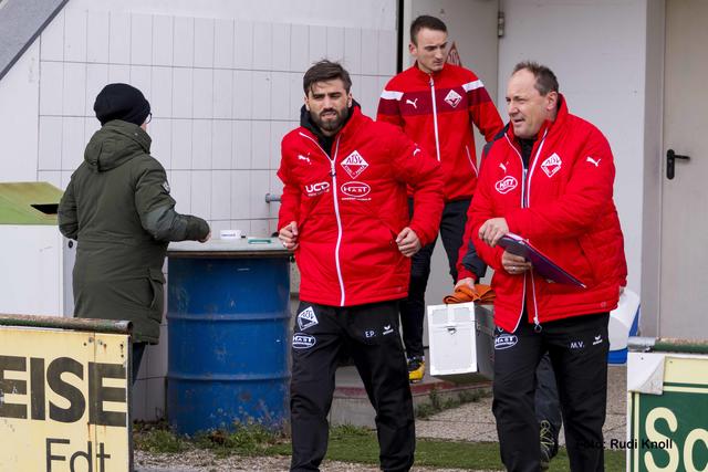 Cheftrainer Eduard Popa (links) und Co-Trainer Mario Verlende auf dem Weg zur Betreuerbank.