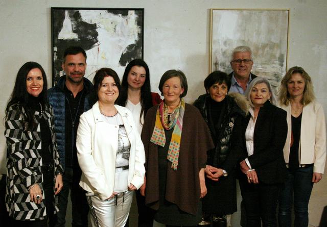Die AusstellerInnen mit Kursleiterin Alexandra Rangger, BGM Manfred Köll und Dr. Isabell Weninger, der Direktorin der VHS Ötztal-Imst freuten sich über den Publikumsandrang am Vernissageabend.
v.l.n.r. Alexandra Rangger, Alexander Plangger, Beate Kästle, Anna-Katharina Bobnar, Marianne Heiß, Margit Baldauf, Manfred Köll, Magdalena Safer, Isabell Wenninger.