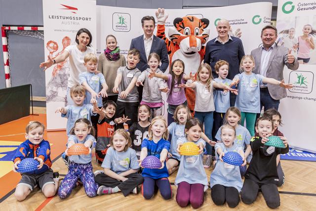 Barbara Oesen-Blaim (Leistungssport Austria), Theresa Kutilek (VS Weidling 2a) Bürgermeister Stefan Schmuckenschlager, Wolfgang Ziegler (Geschäftsführer Happyland), Erich Hofer (Leiter des ÖGK-Kundenservice Schwechat) und Kinder der Volkschule Weidling 2. Klasse.