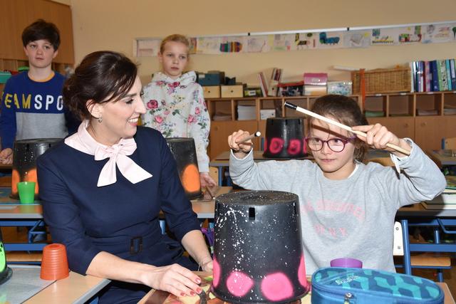 LR Maria Hutter mit einer Schülerin aus der Volksschule Leopoldskron-Moos, die sich gerade musikalisch austobt.