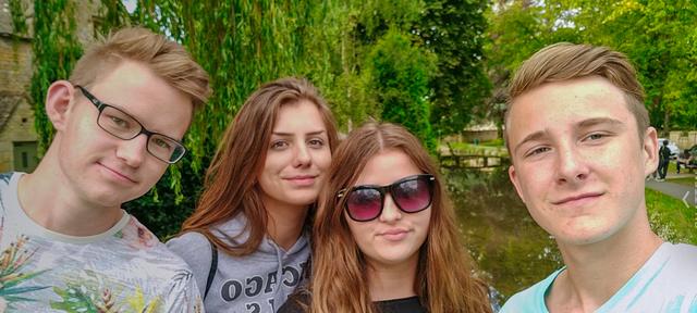 Lorenz Haas, Kristina Radevska, Selma Silic und Philipp Schrefel im kleinen englischen Ort Lower Slaughter (v.li.)