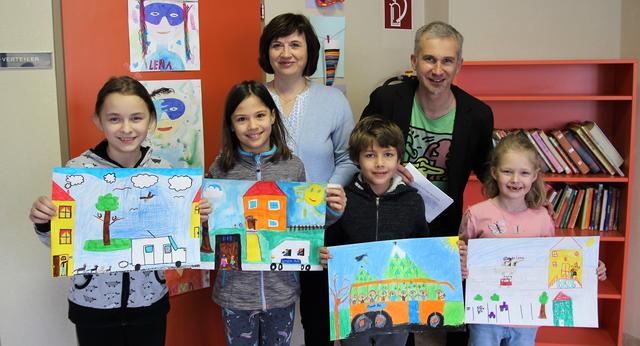 von l.nach r: Siegerbild 4Klasse: Vitoria Dengler, 3 Klasse Lena Paukowitsch, 2 Klasse Felix Schneier, 1 Klasse Paula Stiefsohn;
Hinten: Direktorin Brunhilde Früwirth, Vizebürgermeister Michael Strasser;