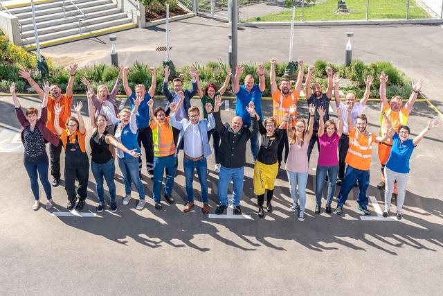 Viel Frauenpower im blau-gelben Team der Niederösterreich Bahnen.