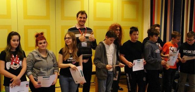 Namen von links:
Viktoria Schmudermayer, Victoria Hohenegger, Zoe Hackl, Christopher Hill, Luca Beinrücker, David Haberl, Lorenz Vogelsinger, Julian Schneider, Leon Schmidt, Patrick Manhart und Hieblinger Stefan