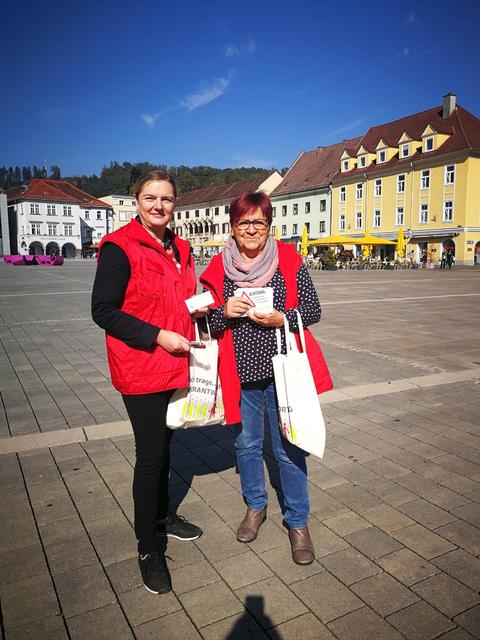 Eva Nistelberger und Brigitte Raska-Lang informierten über Forderungen der Gewerkschaftsfrauen.