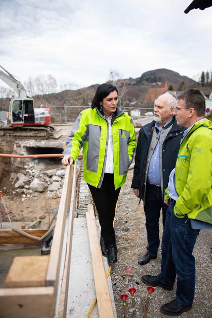 Bundesministerin Elisabeth Köstinger bei einem Lokalaugenschein der Wildbach-Baustelle Loitzenbach in Niederösterreich