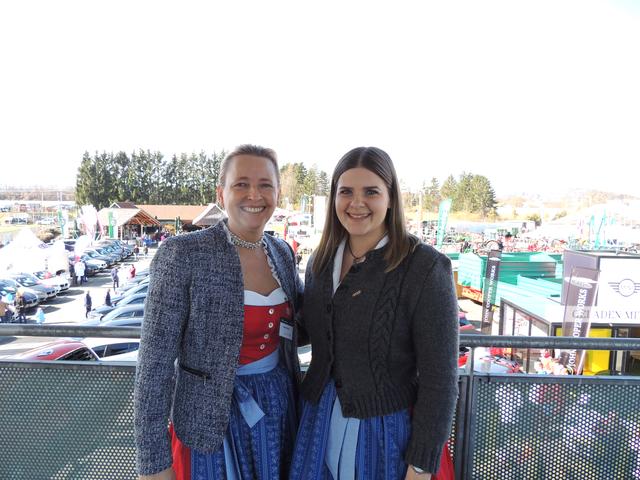 Margit Krainer und Katja Silberschneider strahlen mit dem Wetter um die Wette. | Foto: Gady