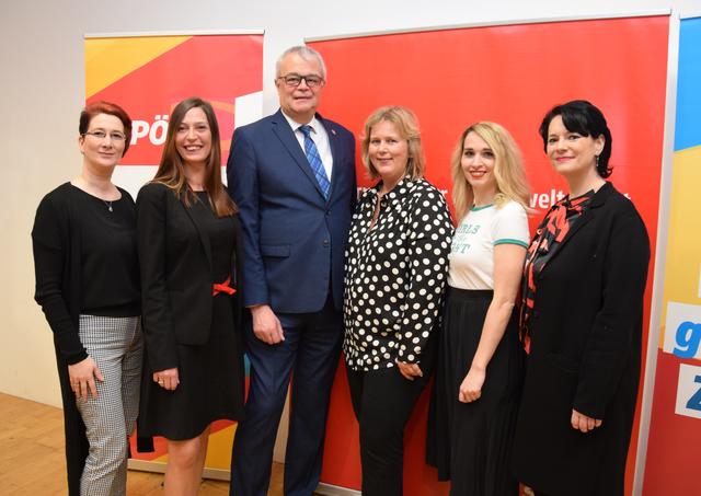 Die Weinviertler Bezirksfrauenvorsitzenden Sandra Gerbsch-Kreiner (KO) und Elke Stifter (HL) mit Gastgeber Bgm. Erich Trenker, Landesfrauenvorsitzender LA Elvira Schmidt, Patricia Katsulis (Junge Generation) und der Mistelbacher Bezirksfrauenchefin Claudia Musil.