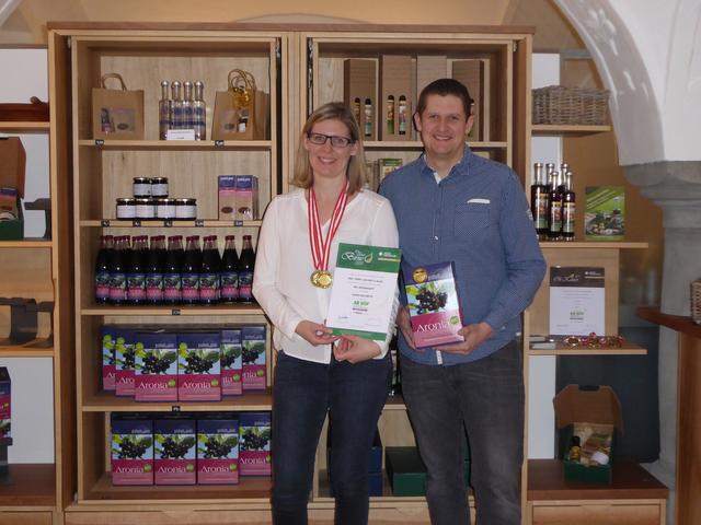 Birgit und Hannes Templ (v. l.) schaffen als einzige von sechs Teilnehmern die Goldmedaille. | Foto: Templ