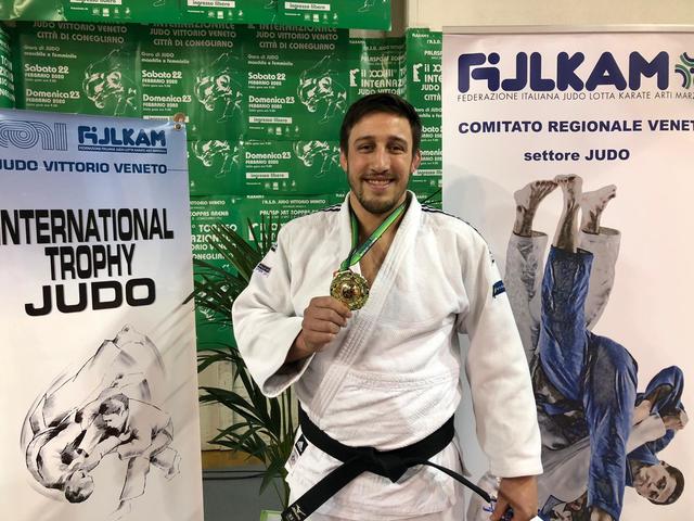 Christoph Kronberger freut sich über die Goldmedaille bei der International Trophy in Italien.