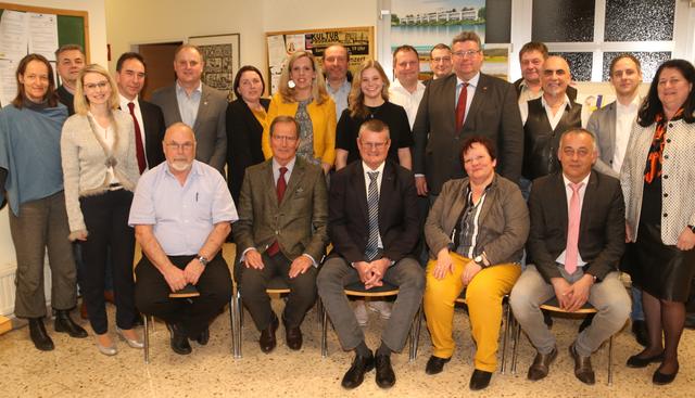 Der Gemeinderat der Gemeinde Sitzenberg-Reidling von links nach rechts:
Sitzend von links nach rechts: Dr. Rainer Rabl, Dr. Gustav Dressler, Bürgermeister Christoph Weber, Ing. Ricarda Öllerer MSc, Ing. Franz Rauscher
Stehend von links nach rechts: Dr. Gudrun Totschnig, Johann Schmid, Mag. Anna Andre-Mrazek, Andreas Fahrngruber, Erwin Häusler, Margit Andert, Marlene Waxenegger, Andreas Figl, Rosa Raab, DI Dr. Christoph Resch, Hans-Jürgen Mader, Günther Franz, Bernhard Öllerer, Gerhard Hartweger, Christan Marik, Beatrix Kiesl
