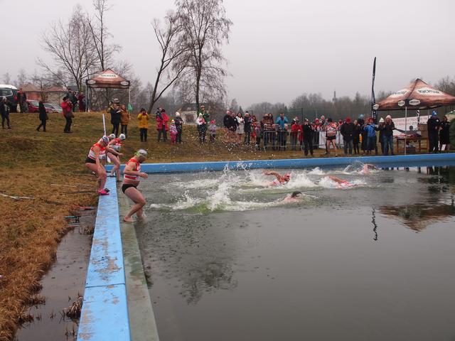Ins eiskalte Wasser ging es für die über fünfzig Teilnehmer bei der ersten Weltmeisterschaft in "Winter-Swim-Biathlon".