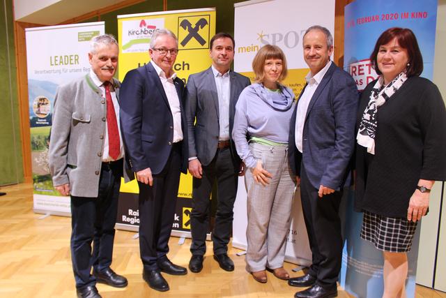 Freuten sich über den Besucherandrang beim der Filmpremiere: v.l.n.r. LEADER-Obmann Anton Gonaus, BR Bgm. Karl Bader, Bgm. Karl Oysmüller, Regisseurin Teresa Distelberger, Bgm. Franz Singer, Raiffeisen Bankstellenleiterin Gerda Maria Scheuer.