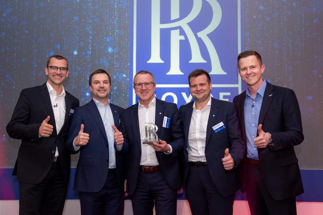 Sebastian Resch und Warrick Matthews von Rolls-Royce überreichen den „Best Practice Award“ an Günter Nelböck, Robert Machtlinger und Bernhard Schöpf von FACC.