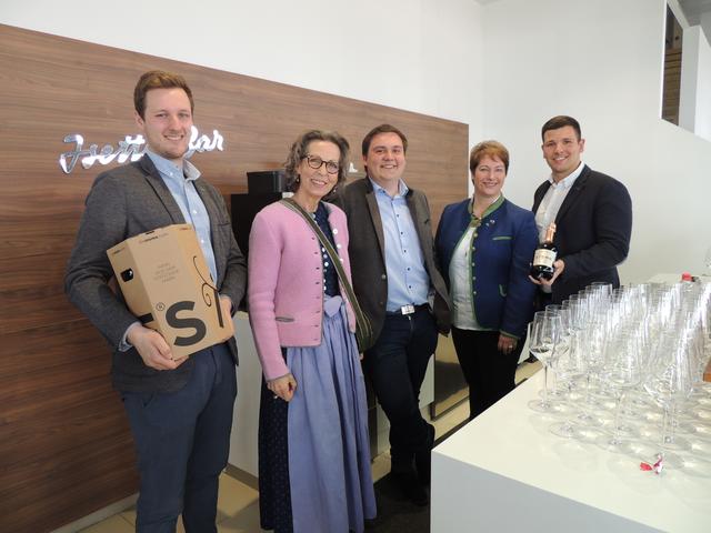 Drei der SIEME Winzer mit Ingrid Gady und Bgm. Maria Skazel.  | Foto: Gady