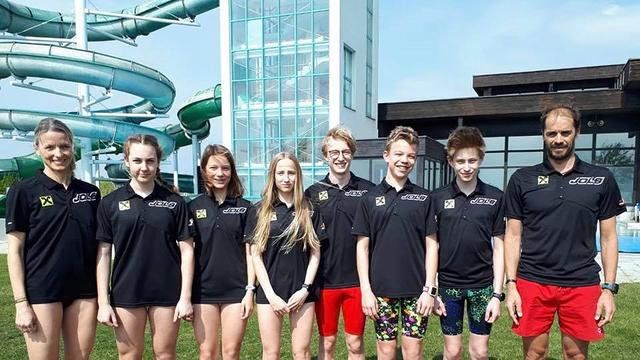 Burgenlands Triathlon-Nachwuchs mit Landestrainer und LTC Seewinkel Obmann Robert Lang (1.v.r.) vor dem Neusiedler Hallenbad